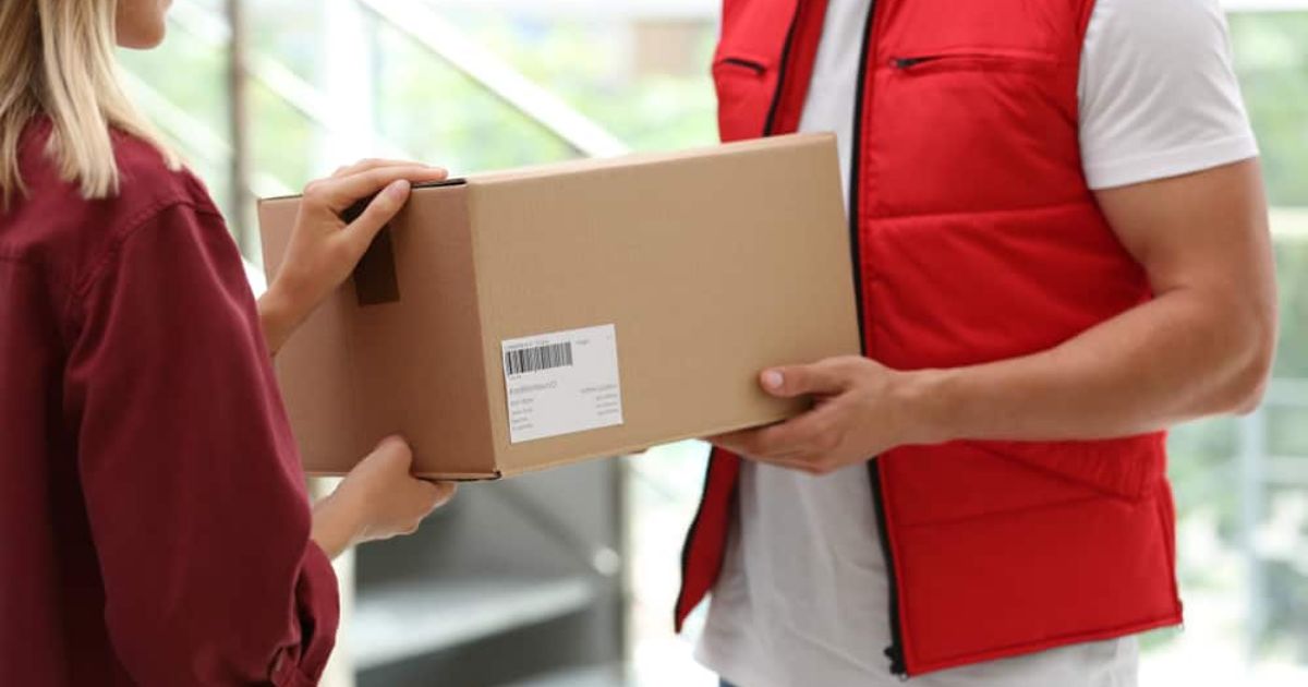 Nhân viên giao hàng chịu trách nhiệm vận chuyển sản phẩm đến khách hàng