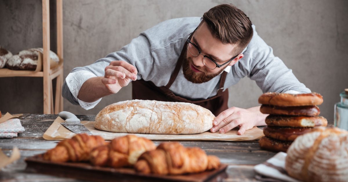Thu nhập trung bình của nghề làm bánh là 2,830 - 4,253 CAD mỗi tháng
