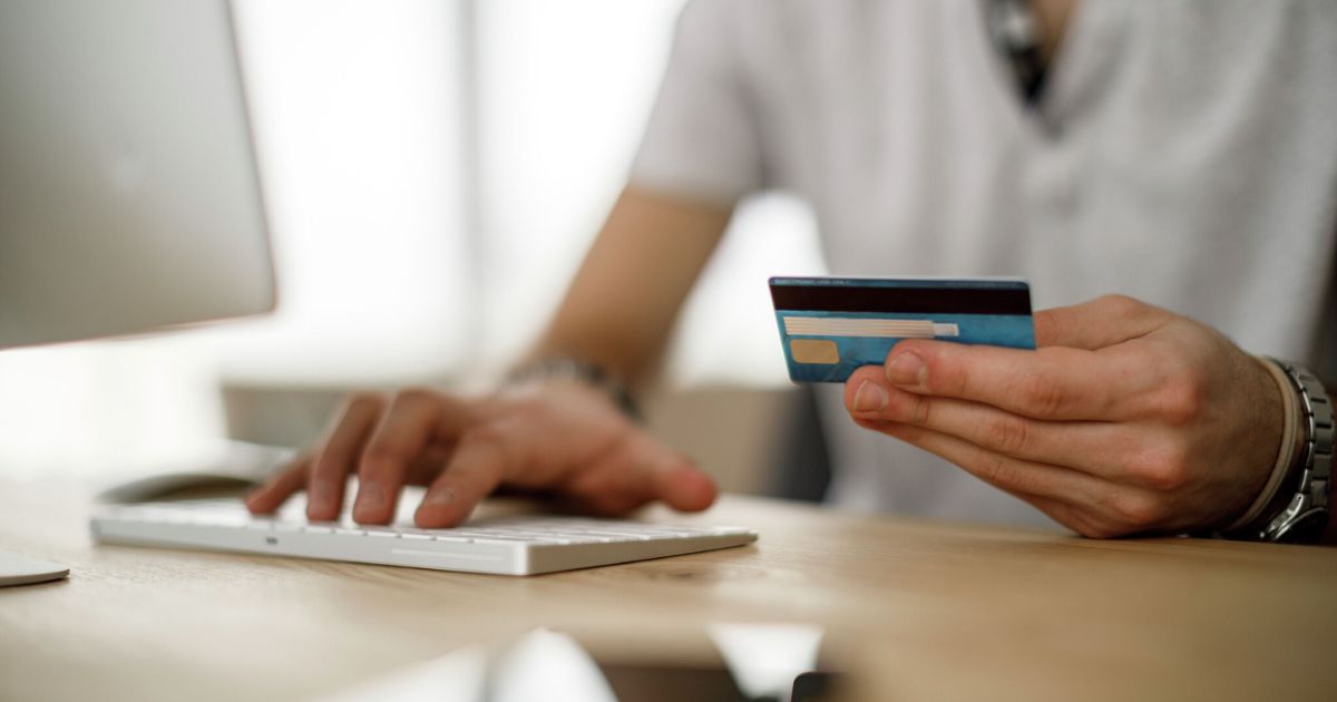 Thẻ ghi nợ, thẻ tín dụng và séc là công cụ thanh toán phổ biến