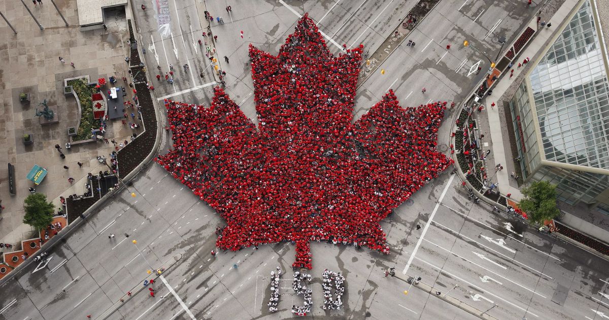 Lá phong là biểu tượng của đất nước Canada
