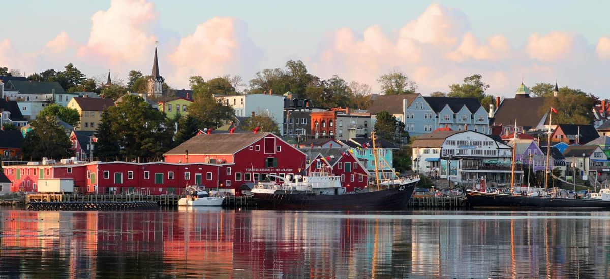 Khám phá thành phố Lunenburg Canada