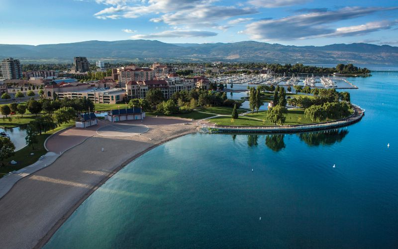 Hồ Okanagan là một trong những điểm nhấn nổi bật của Kelowna